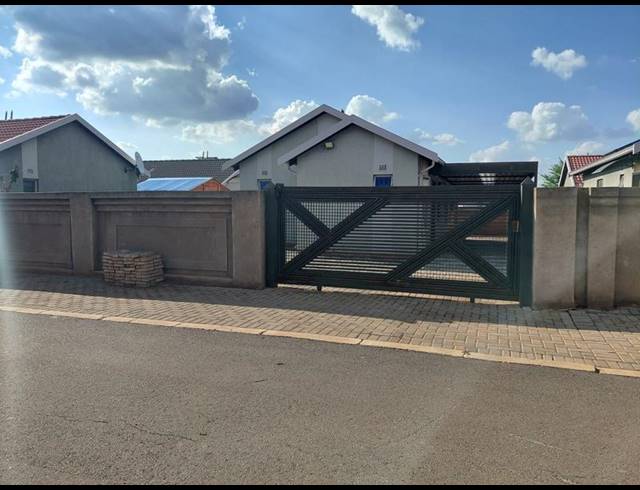 3 BEDROOM HOUSE FOR SALE IN ROSSLYN